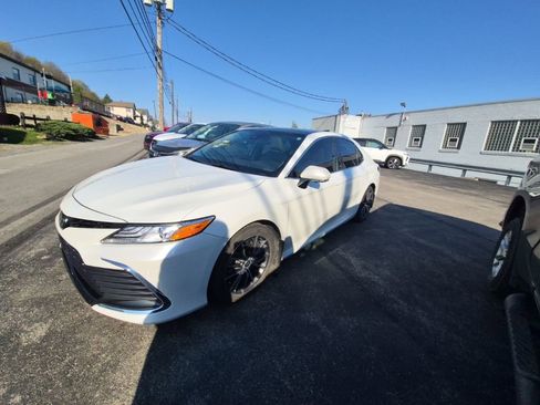 Used 2022 Toyota Camry XLE w/ Navigation Package image 4
