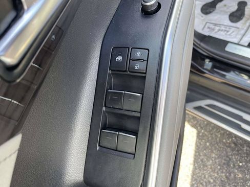 Used 2021 Toyota Highlander Limited FWD image 16