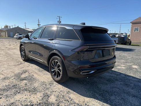 Used 2024 Lincoln Nautilus Premier image 3