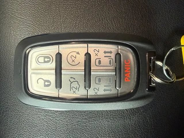 Used 2026 Chrysler Pacifica Select FWD image 26