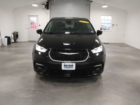 Used 2024 Chrysler Pacifica Touring-L image 18