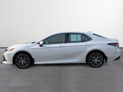 Used 2023 Toyota Camry XLE image 3