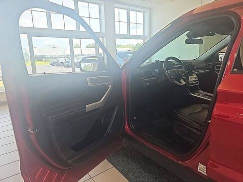 Used 2021 Ford Explorer XLT w/ Equipment Group 202A AWD/4WD image 12