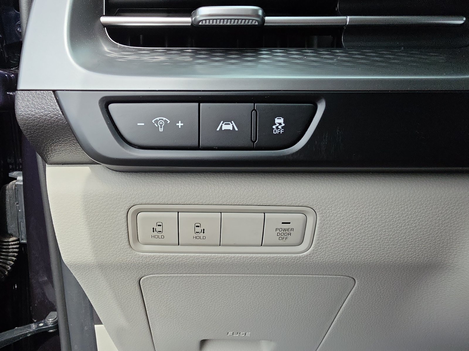 Used 2024 Kia Carnival LX FWD image 17