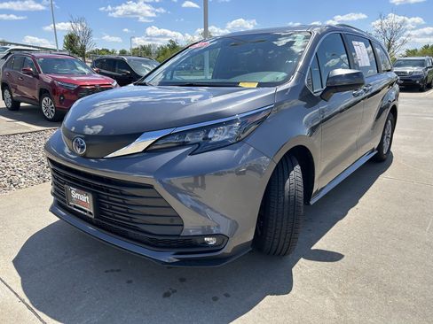Certified 2025 Toyota Sienna XLE FWD image 3
