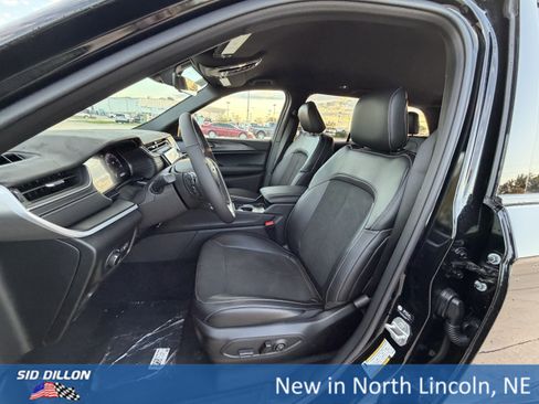 New 2025 Jeep Grand Cherokee Altitude image 14