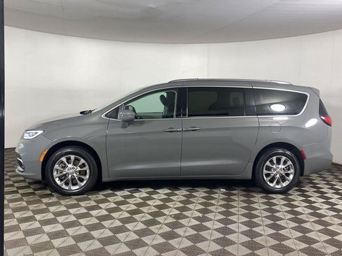 Used 2021 Chrysler Pacifica Touring-L w/ Uconnect Theater Family Group AWD/4WD image 6