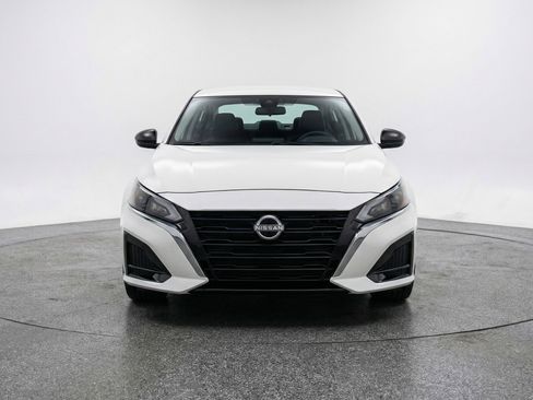 Used 2025 Nissan Altima 2.5 SV FWD image 2