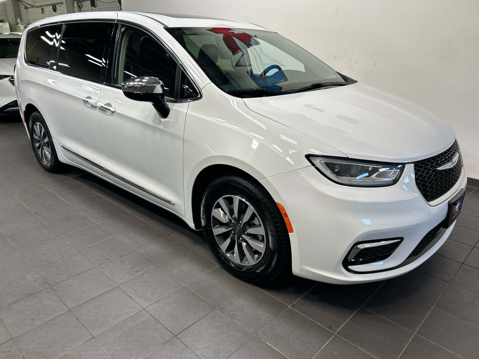 Used 2023 Chrysler Pacifica Limited FWD image 2