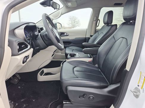 Used 2024 Chrysler Pacifica Touring-L image 12