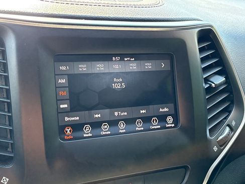 Used 2020 Jeep Cherokee Latitude Plus AWD/4WD image 13