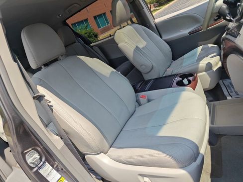 Used 2012 Toyota Sienna XLE image 26