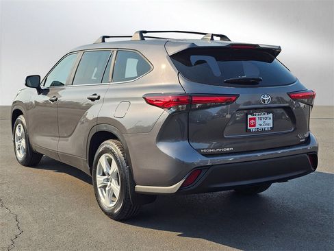 Used 2023 Toyota Highlander L image 3