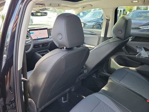 New 2026 Volkswagen Tiguan SE FWD image 10