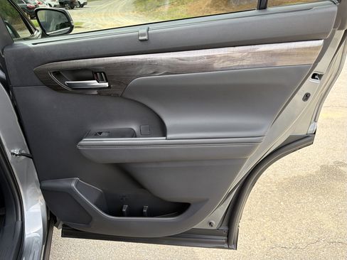 Used 2026 Toyota Highlander Limited image 17