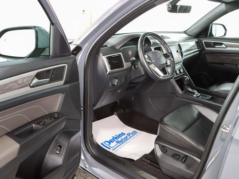 Used 2022 Volkswagen Atlas Cross Sport SE w/ Panoramic Sunroof Package image 3