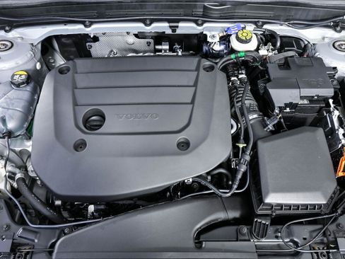 Certified 2024 Volvo XC40 B5 Plus w/ Protection Package Premier AWD/4WD image 34