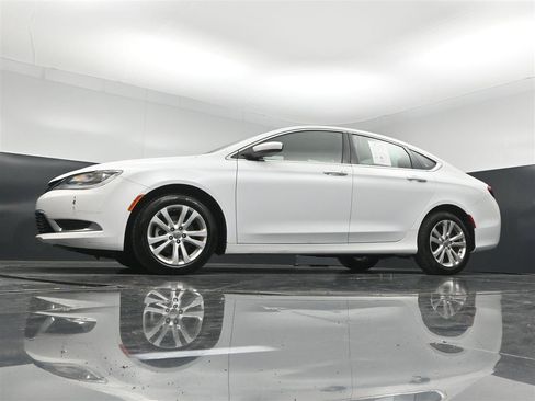 Used 2017 Chrysler 200 Limited Platinum w/ Comfort & Convenience Group FWD image 27