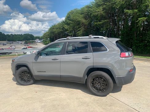 Used 2019 Jeep Cherokee Latitude Plus w/ Cold Weather Group AWD/4WD image 15