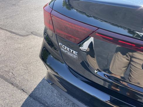 Used 2023 Kia Forte LXS FWD image 5