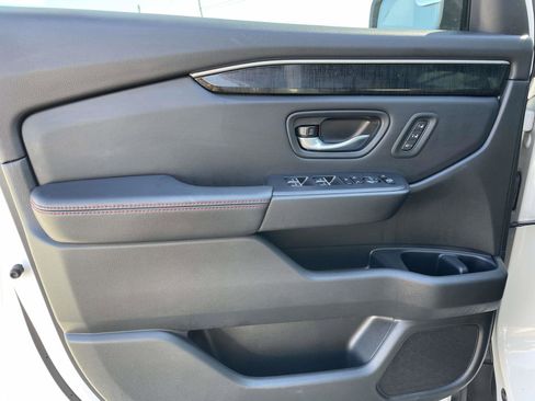 Certified 2025 Honda Pilot Black Edition image 12
