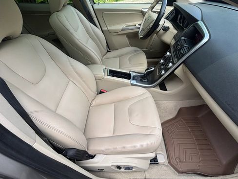 Used 2016 Volvo XC60 T5 Premier w/ Proximity Package FWD image 14