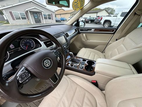 Used 2015 Volkswagen Touareg Sport image 32