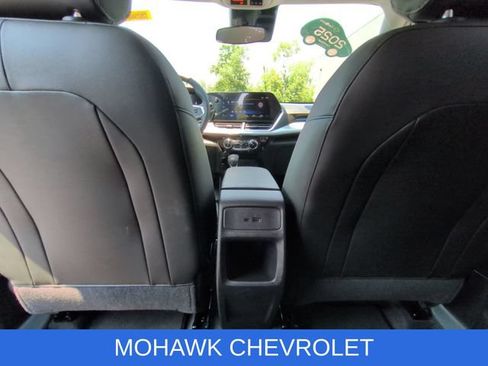 Used 2025 Chevrolet Trax LT w/ LT Convenience Package FWD image 21