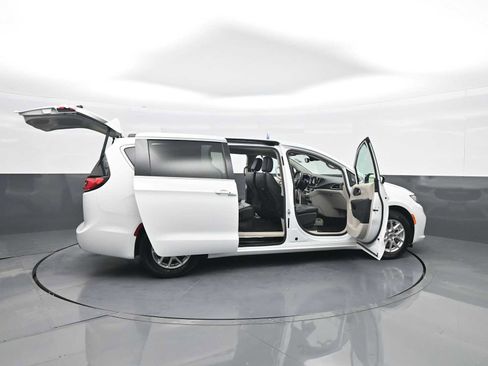 Used 2023 Chrysler Pacifica Touring-L FWD image 47