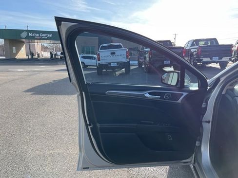 Used 2019 Ford Fusion SEL image 24