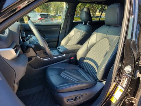 Used 2024 Toyota Highlander XSE image 17