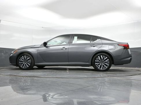Used 2025 Nissan Altima 2.5 SV FWD image 44