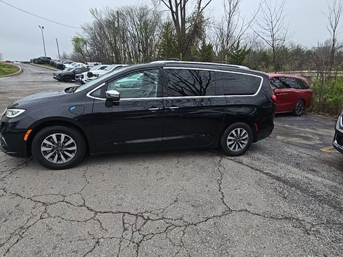 Used 2021 Chrysler Pacifica Touring-L image 3