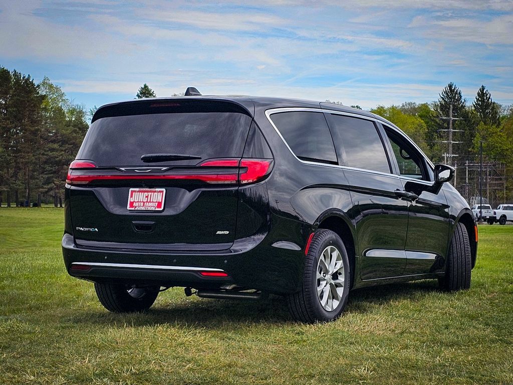New 2027 Chrysler Pacifica Select AWD/4WD image 3
