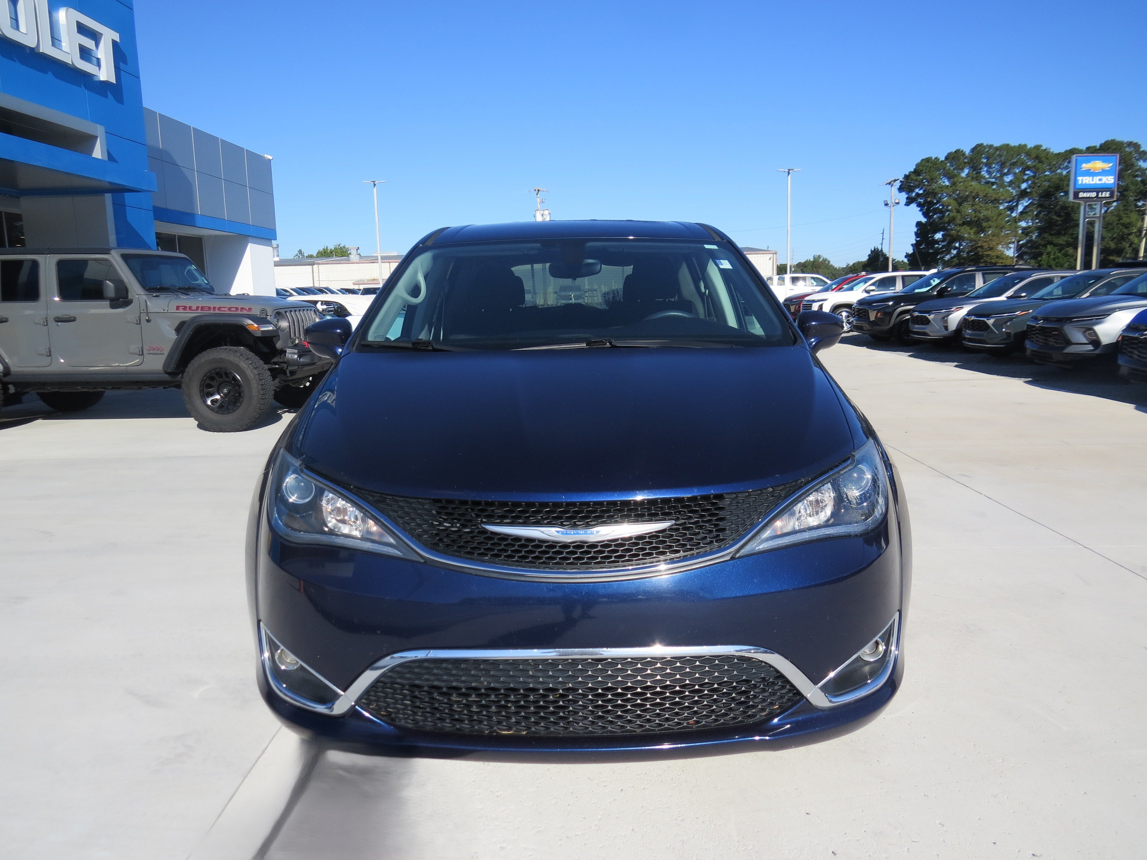 Used 2018 Chrysler Pacifica Touring Plus FWD image 2