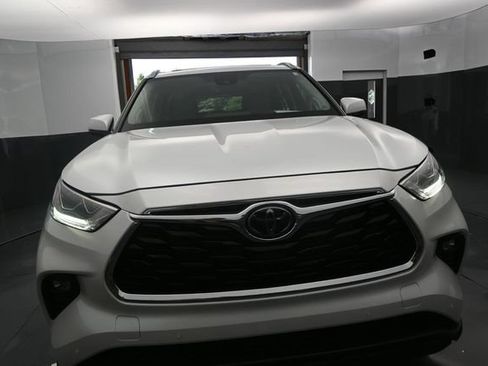 Used 2023 Toyota Highlander Limited FWD image 24
