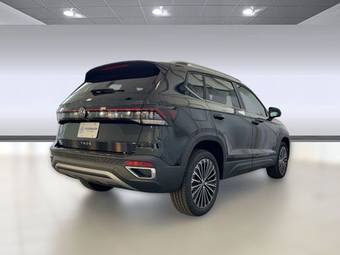 New 2026 Volkswagen Taos SE image 9