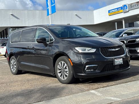 Used 2022 Chrysler Pacifica Touring-L image 2