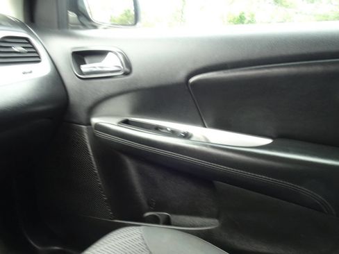 Used 2018 Dodge Journey SE image 27