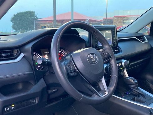 Used 2021 Toyota RAV4 XLE Premium FWD image 8