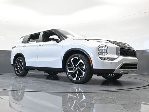 Used 2023 Mitsubishi Outlander SE image 71