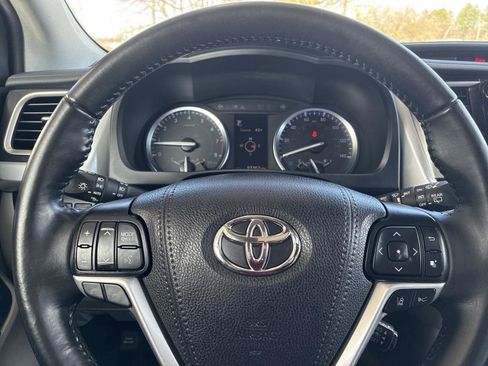 Used 2019 Toyota Highlander XLE image 23