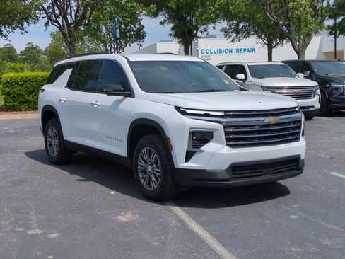 Certified 2024 Chevrolet Traverse LT FWD image 2