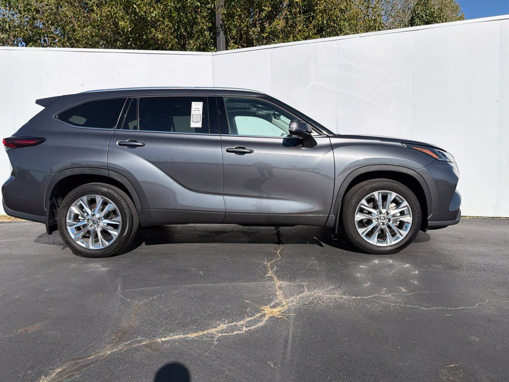 Used 2025 Toyota Highlander Limited AWD/4WD image 3