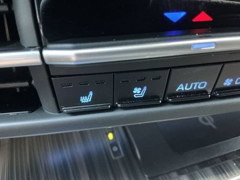 Used 2023 Toyota Sienna Platinum FWD image 23