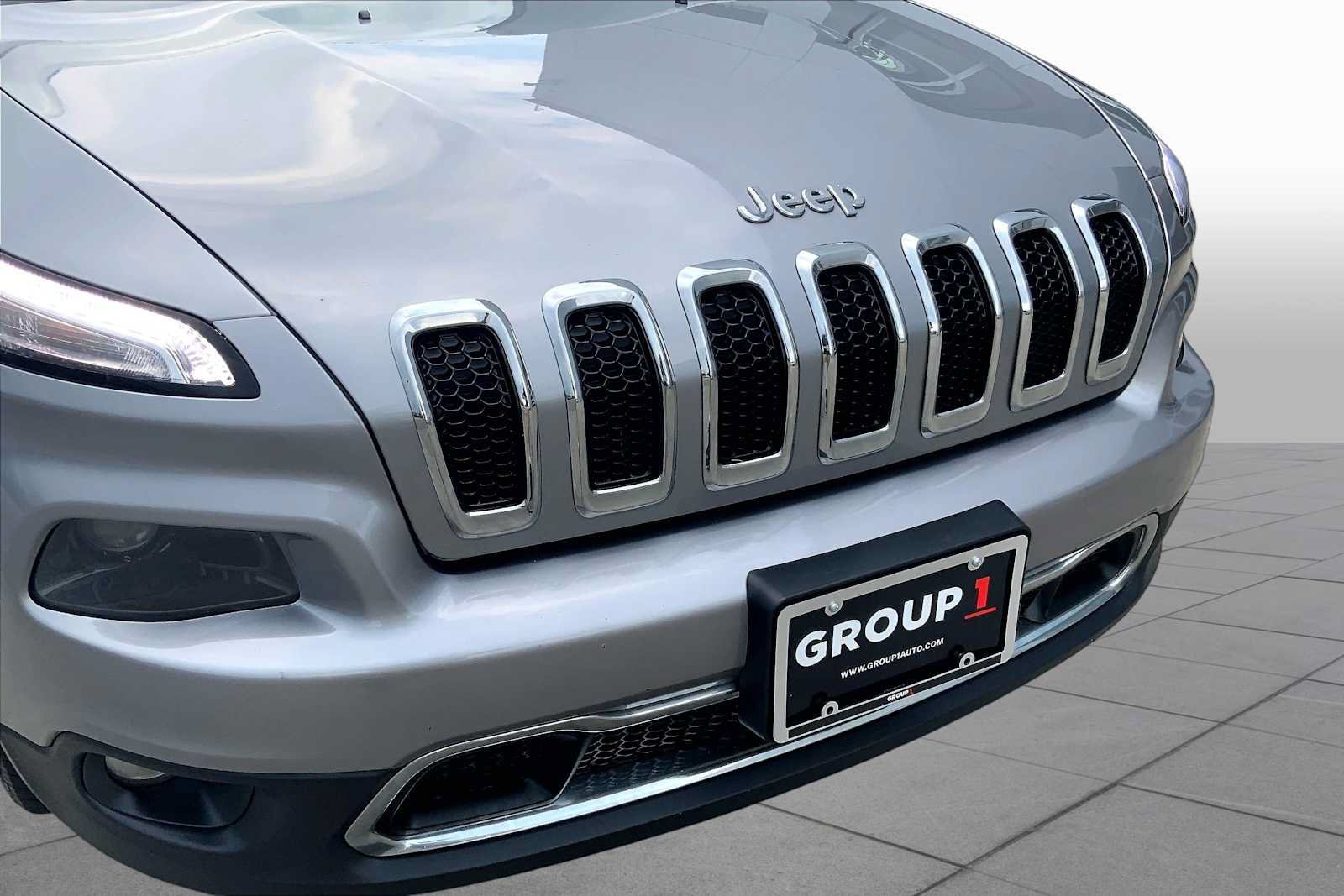 Used 2015 Jeep Cherokee Limited w/ Luxury Group AWD/4WD image 32