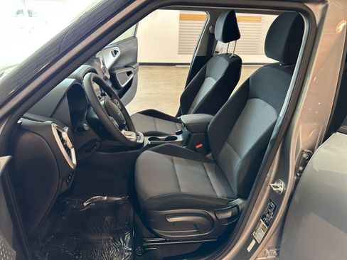 Used 2025 Kia Soul LX w/ LX Technology Package FWD image 25