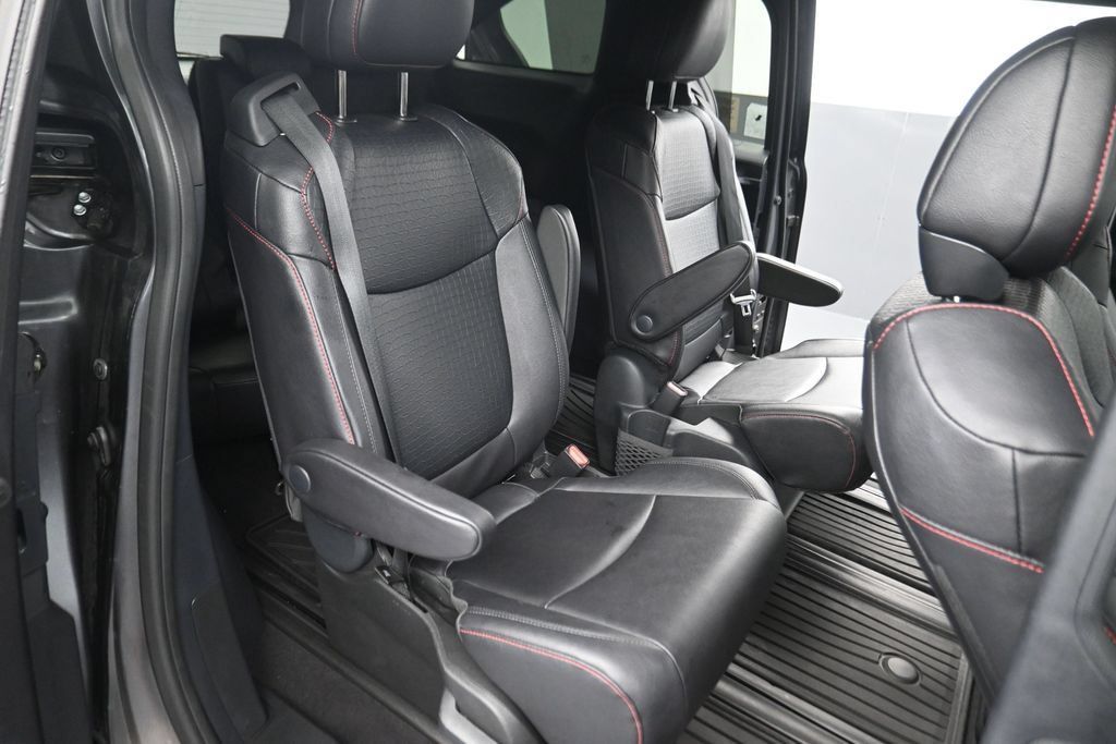 Used 2025 Toyota Sienna XSE w/ XSE Plus Package FWD image 14
