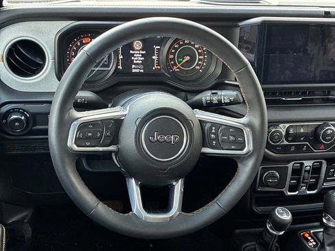 Used 2025 Jeep Wrangler Unlimited Sahara AWD/4WD image 17