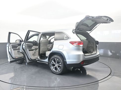 Used 2019 Toyota Highlander LE image 72